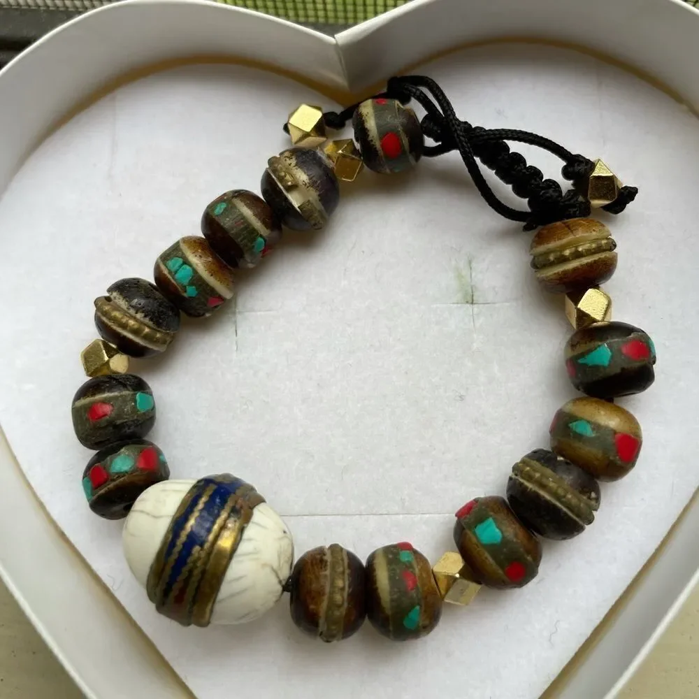 ✨HP✨Gorgeous beaded bracelet with a string